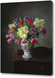    Натюрморт с букетом разноцветных тюльпанов