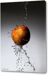    Яблоко под струями воды