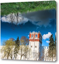    Отражение башни Новодевичьего монастыря