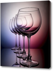  Два бокала с вином и лепестки роз