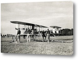   Постер Орвил Райт проверяющий распорки самолета,1909г. 	