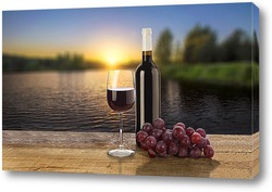   Постер Бутылка красного вина, виноград и бокал на фоне заката