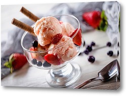   Постер Десерт: мороженое с вафлей и ягодами