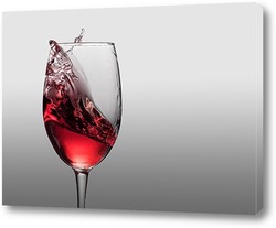 Два бокала с вином и лепестки роз