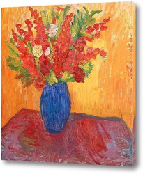   Красные цветы в голубой вазе