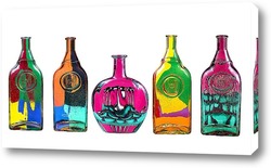    Пять стеклянных бутылок с абстрактным рисунком на белом фоне