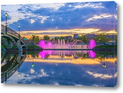   Постер Цветомузыкальный фонтан на закате дня