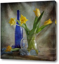    Желтые тюльпаны с синей бутылкой 