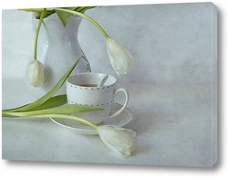   Постер Чашка чая и белые тюльпаны