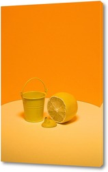   Постер Натюрморт с жёлтым ведром и лимоном на оранжевом фоне