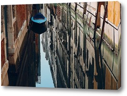   Постер Лодка и отражение домов в воде канала в Венеции