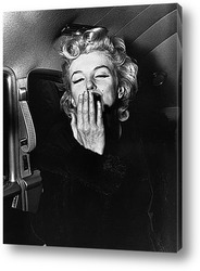    Мерлин Монро посылающая воздушный поцелуй,1956г.