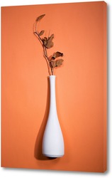    Натюрморт с белой вазой и веткой с листьями