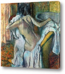   Постер После ванны,вытирающаяся женщина.