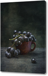    Виноград в коричневой чашке
