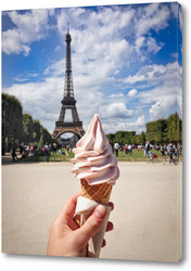    Клубничное мороженое в рожке с видом на Эйфелеву башню, Париж, Франция