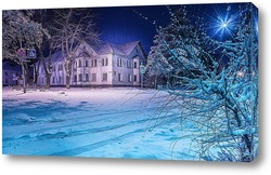   Постер Старое жилое здание ранним зимним утром окружено присыпанными снегом деревьями и дорожными знаками.