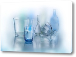   Постер Стеклянные предметы на светло-голубом фоне