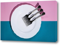   Постер Три вилки на белой тарелке на цветном фоне