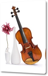   Постер Скрипка, две белых вазы и цветок