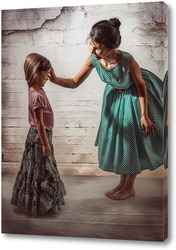   Постер Мама в зелёном платье в горошек воспитывает свою дочь в длинной юбке