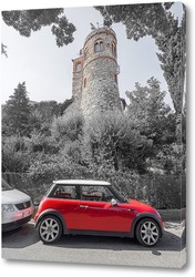    Красное авто на фоне башни