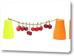   Натюрморт с ягодами черешни и двумя цветными стаканчиками 