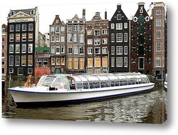  Отражающиеся дома в реке. Амстердам
