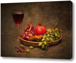    Натюрморт с виноградом, спелым гранатом и бокалом красного вина