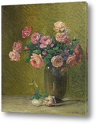    Розовые розы на столе