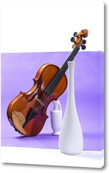    Натюрморт со скрипкой и белыми вазами на фиолетовом фоне
