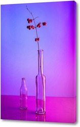 Натюрморт со скрипкой и белыми вазами на фиолетовом фоне