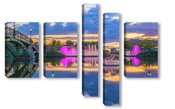 Модульная картина Цветомузыкальный фонтан на закате дня
