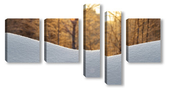 Модульная картина Сугроб снега на фоне леса