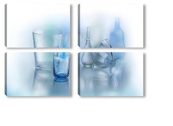Модульная картина Стеклянные предметы на светло-голубом фоне