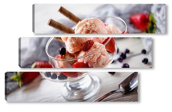 Модульная картина Десерт: мороженое с вафлей и ягодами