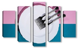 Модульная картина Три вилки на белой тарелке на цветном фоне