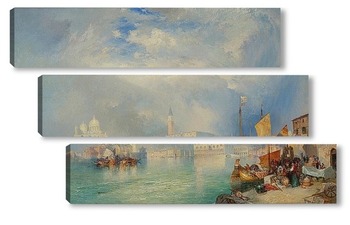  Лодка и отражение домов в воде канала в Венеции