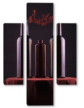  Пять стеклянных бутылок с абстрактным рисунком на белом фоне