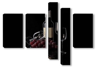 Модульная картина Бутылка красного вина, виноград и бокалы на черном фоне